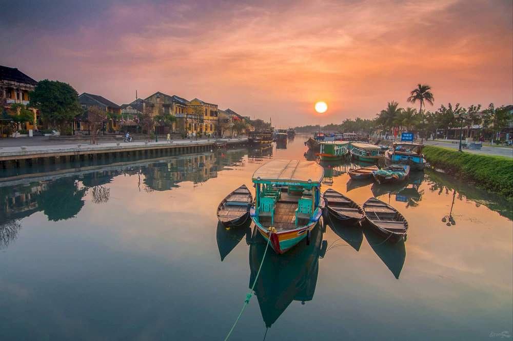 A breathtaking sunrise over the Hoai River in Hoi An